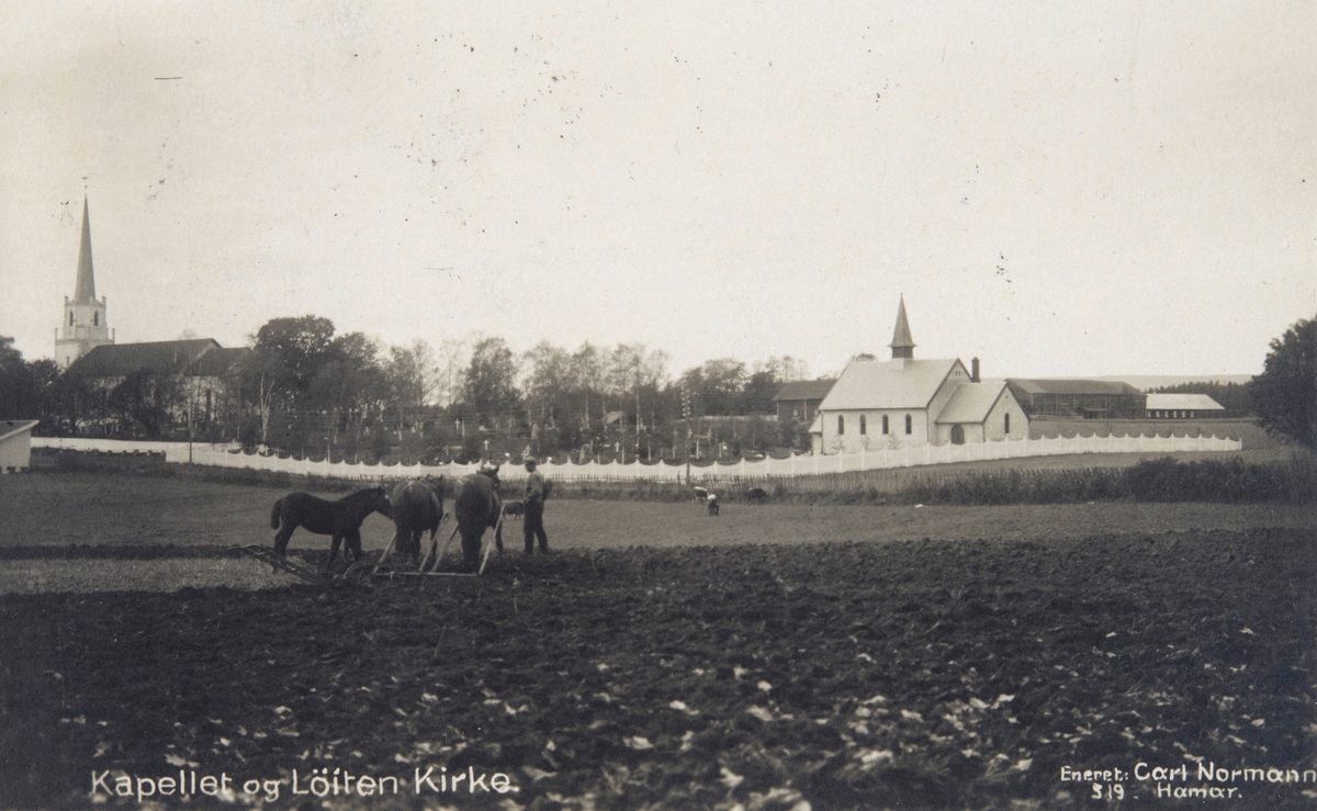 Postkort, Løten kirke, gravkapellet til høyre, mann med hester i forgrunnen, pløying med plog, våronn,
