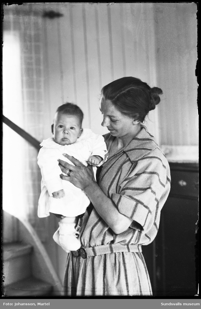 Porträtt av en mor och ett litet barn. Troligen är det Beda Muhr, gift med Karl Muhr, och hennes lille son Arne.