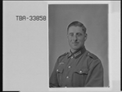 Portrett av tysk soldat i uniform, offiser. Joseph Dorflinge