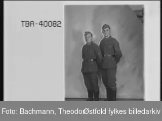 Portrett av to tyske soldater i uniform. Bestillers navn: Benesch, L.