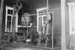 August Svalgress, maskinist ved Hitra Canning, fotografert u