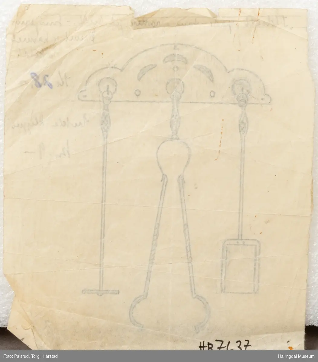 En tegning med arbeidstegning/skisse av peisutstyr/ildsett; en spade, ei tang og ei rake, hengende på oppheng.