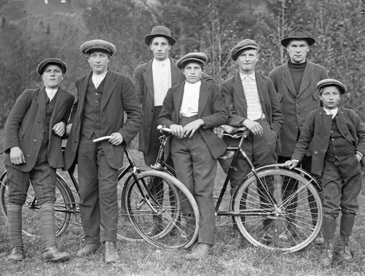 Gruppeportrett, unge menn med sykler.

Fotosamling etter Øystein O. Jonsjords (1895-1968), Tinn.