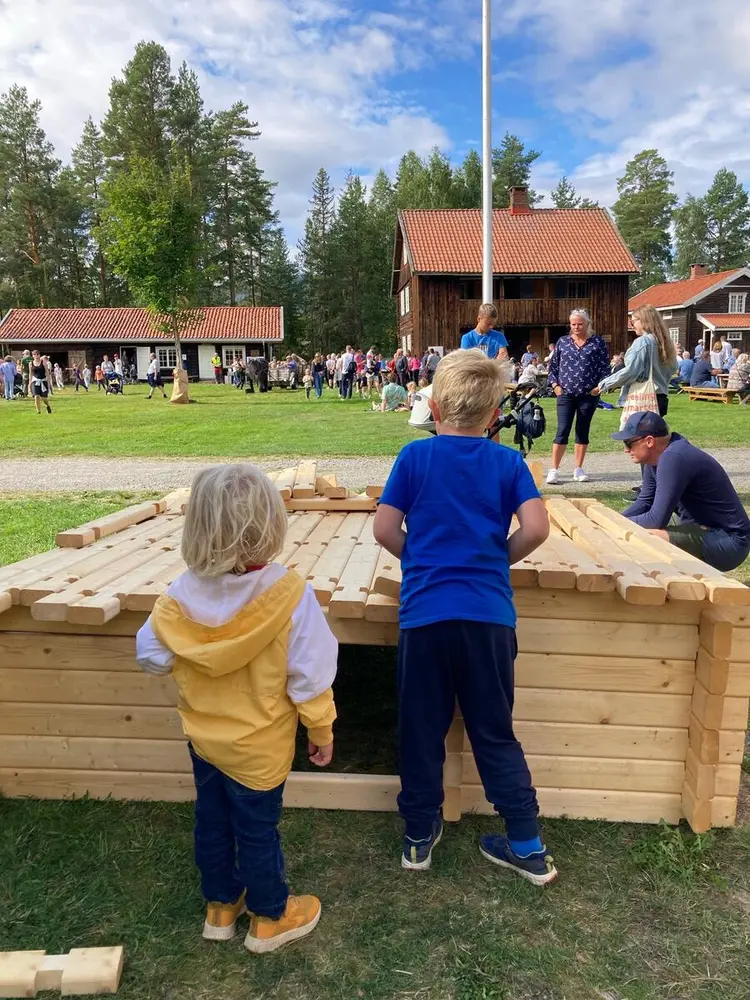 Barn som leker med laftesett under Barnas dag.