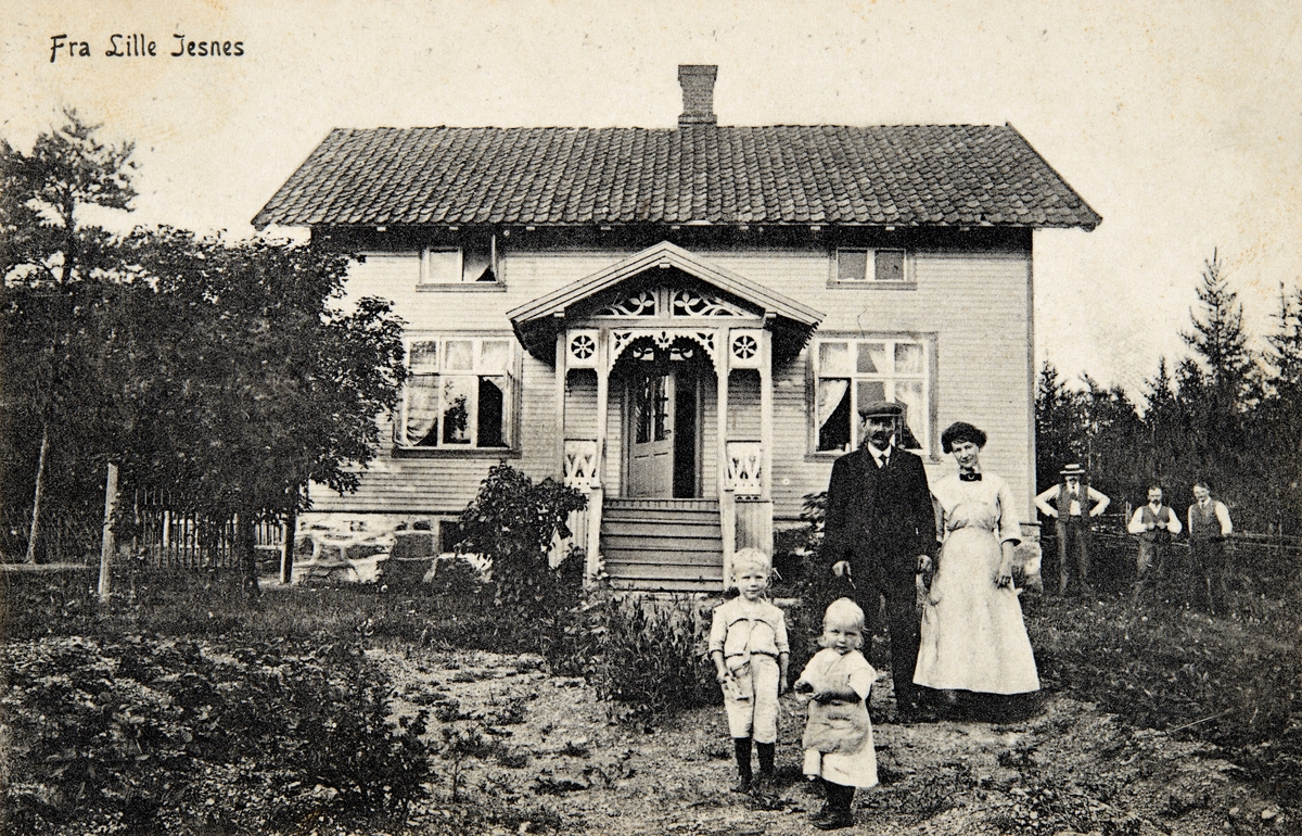 Postkort, Ringsaker, Furnes, Jessnes Lille. Mons Rud f.1873 med hustru Emma f.1882 og barna Nils Johan Rud (f. 20.07.1908) (forfatter) og Borghild Rud (f. 20.03.1910) (tegner),