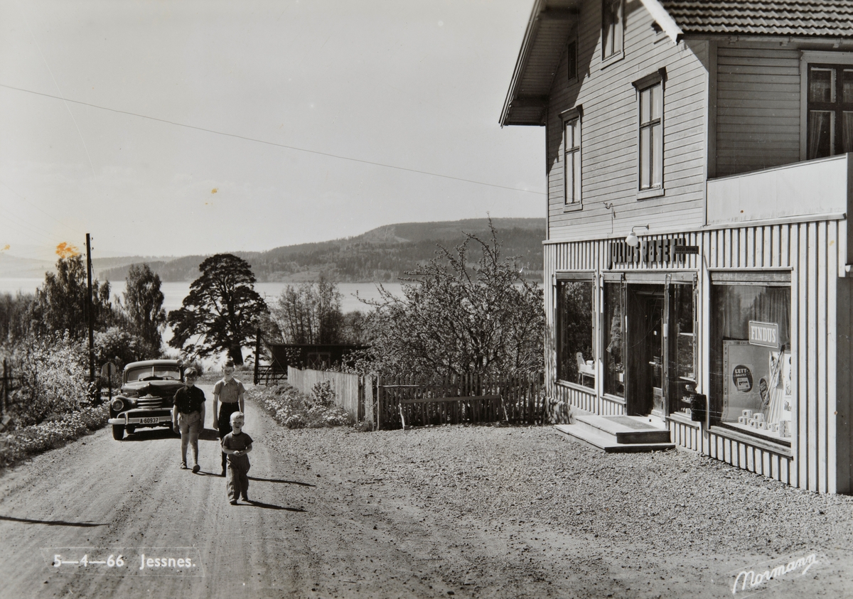 Postkort, Ringsaker, Jessnes, Julius Røseth kolonial, butikk, bil med reigistreringsnummer A-60937 i Jessnesvegen 503, 3 gutter.