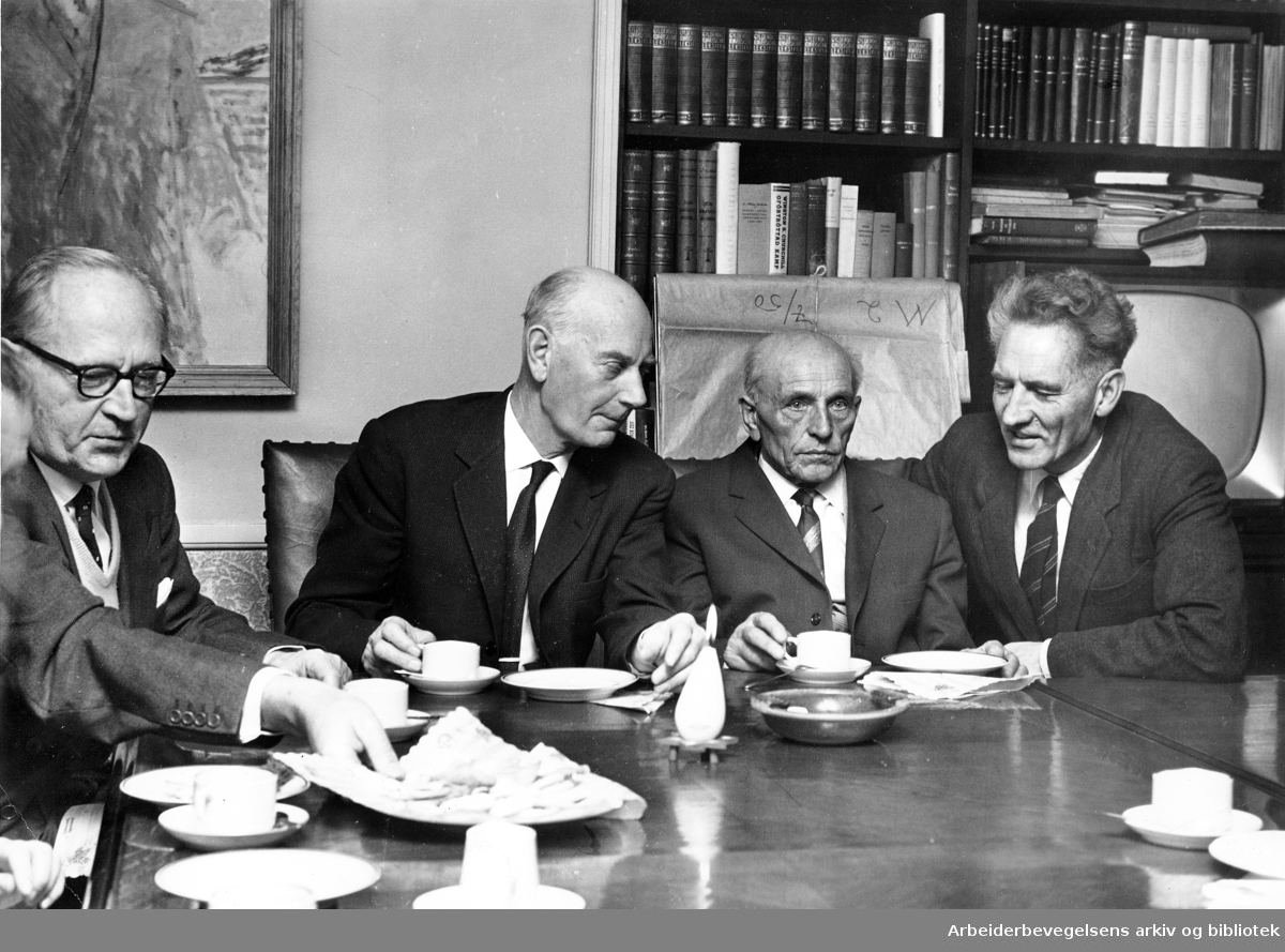 Fra en sammenkomst på redaktørkontoret i Arbeiderbladet 1962.Fra venstre: Halvard Lange, Einar Gerhardsen, Martin Tranmæl og Haakon Lie