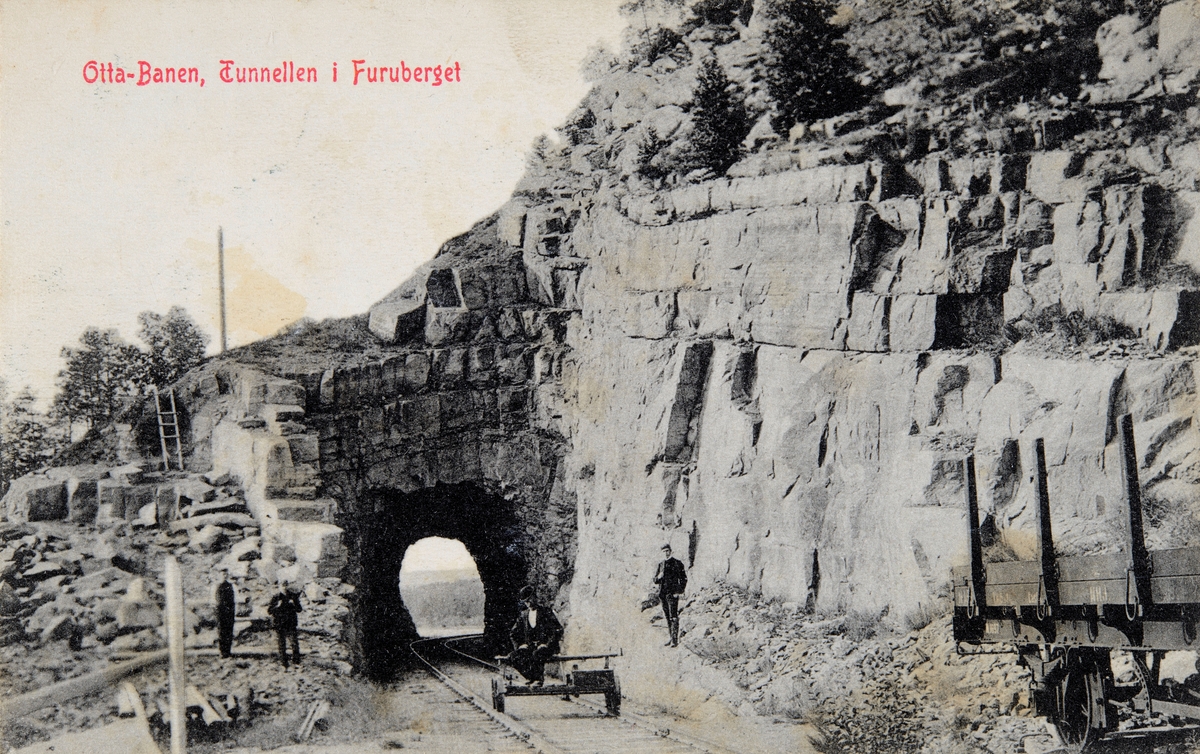 Postkort, Ringsaker, Furnes, Jessnes, tunnel gjennom Furuberget, dresin på jernbanesporet, gruppe 4 menn, Furubergtunnelen,