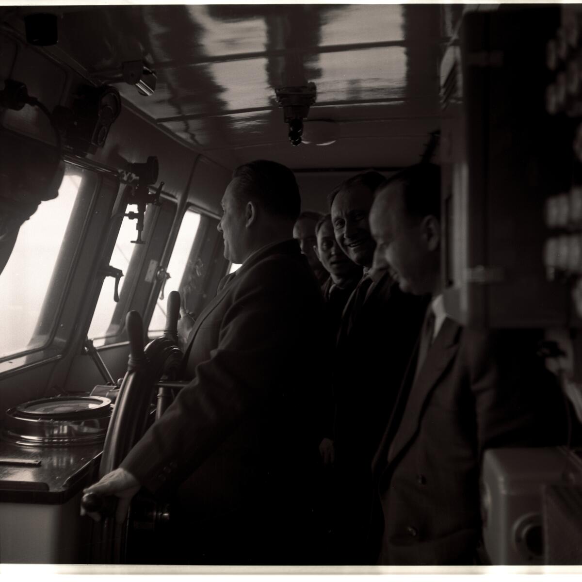 Nordmenn på besøk hos russerne i Barentsburg i april/mai 1956. Her ombord på Nordsyssel.
