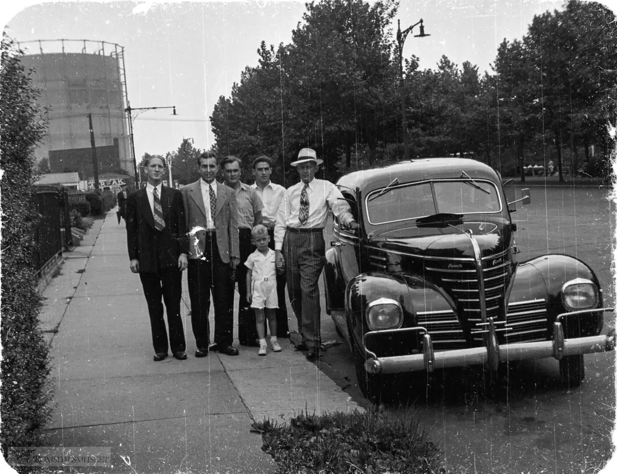 New York?..Bilen er en Plymouth 1939-modell.
