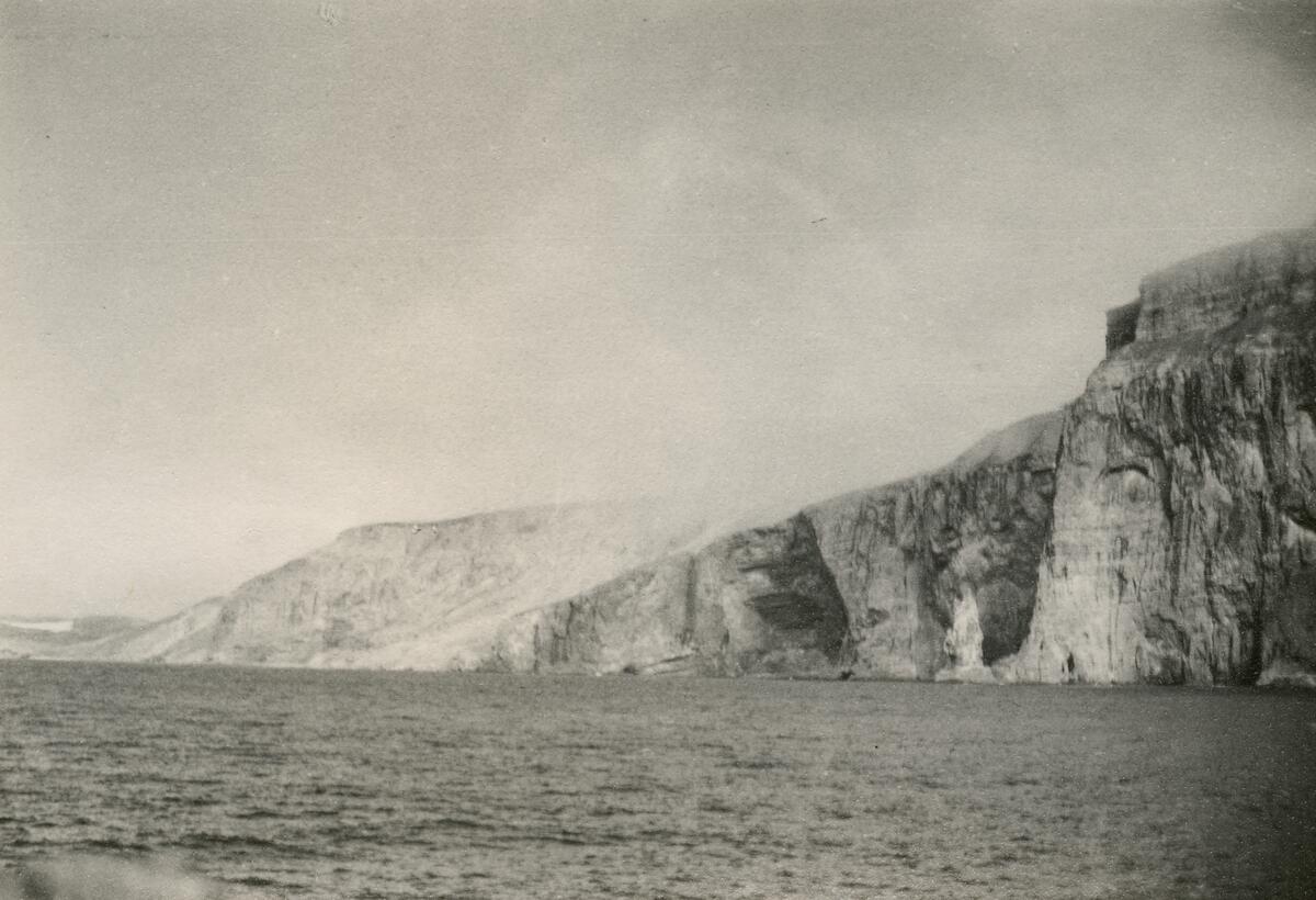 Bildet kommer fra The Cambridge Spitsbergen Expedition. Ekspedisjonen besto av seks menn, de fleste var geomorfologer, som dro fra England til Svalbard via Nordkapp og Bjørnøya om bord på Lyngen sommeren 1938. Målet deres var å kartlegge området rundt Nordenskioldbreen, Gipsvika og Brucebyen.