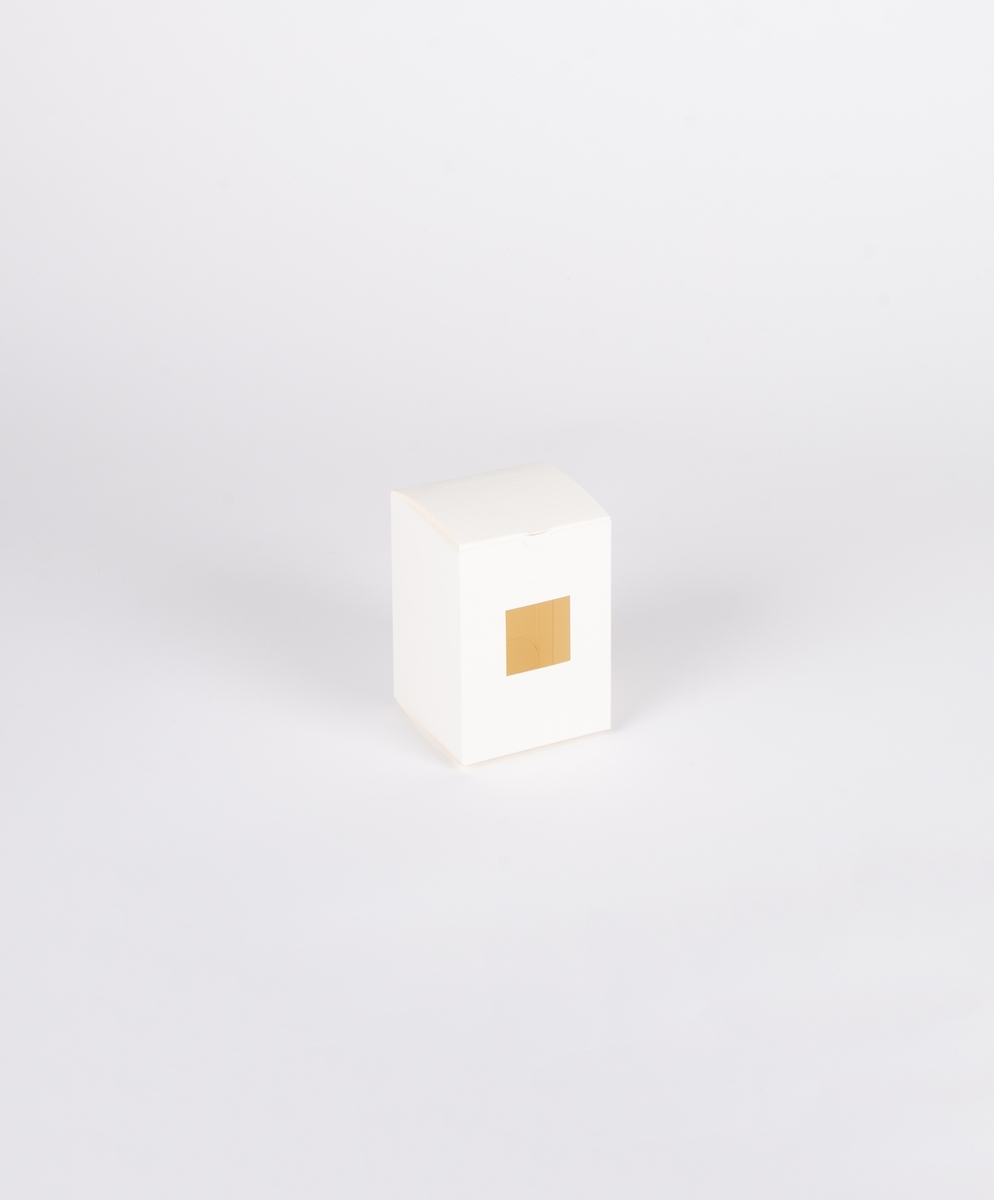 Rektangulær emballasjeeske i hvit kartong. Utskåret, sentrert, rektangulært vindu på ene langside.