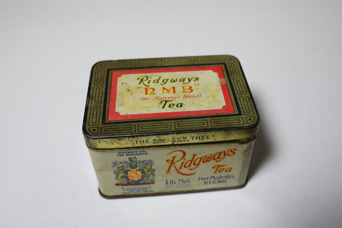 Rektangulær boks til oppbevaring av te. Rektangulært lokk som er tilpasset boksen og settes oppå som en hette.