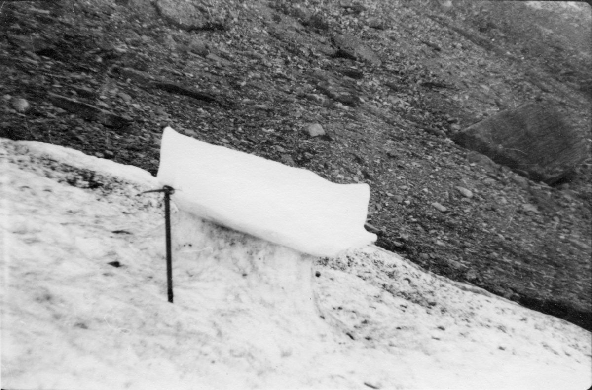 Ishakke og isformasjon. Bildet kommer fra The Cambridge Spitsbergen Expedition. Ekspedisjonen besto av seks menn, de fleste var geomorfologer, som dro fra England til Svalbard via Nordkapp og Bjørnøya om bord på Lyngen sommeren 1938. Målet deres var å kartlegge området rundt Nordenskioldbreen, Gipsvika og Brucebyen.