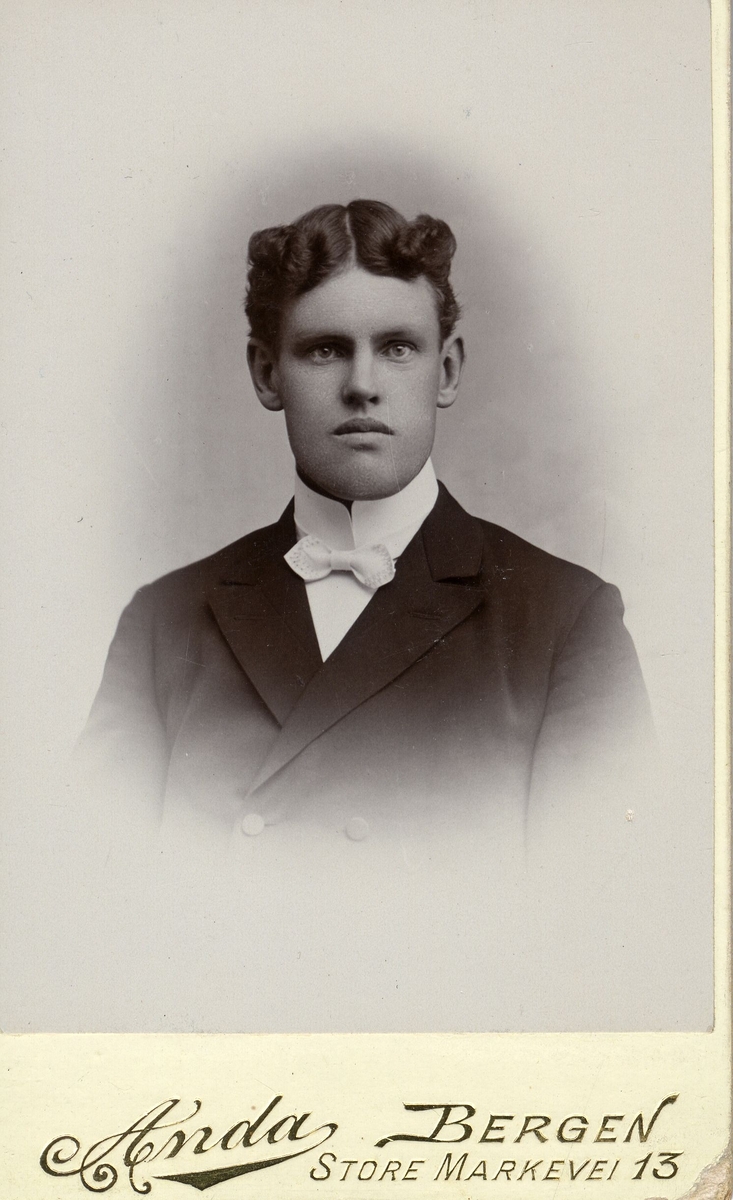 Portrett av ung mann. H. Andersen