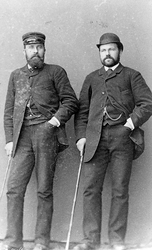 Portrett av to menn, til venstre Johan Normann med kasjettlu