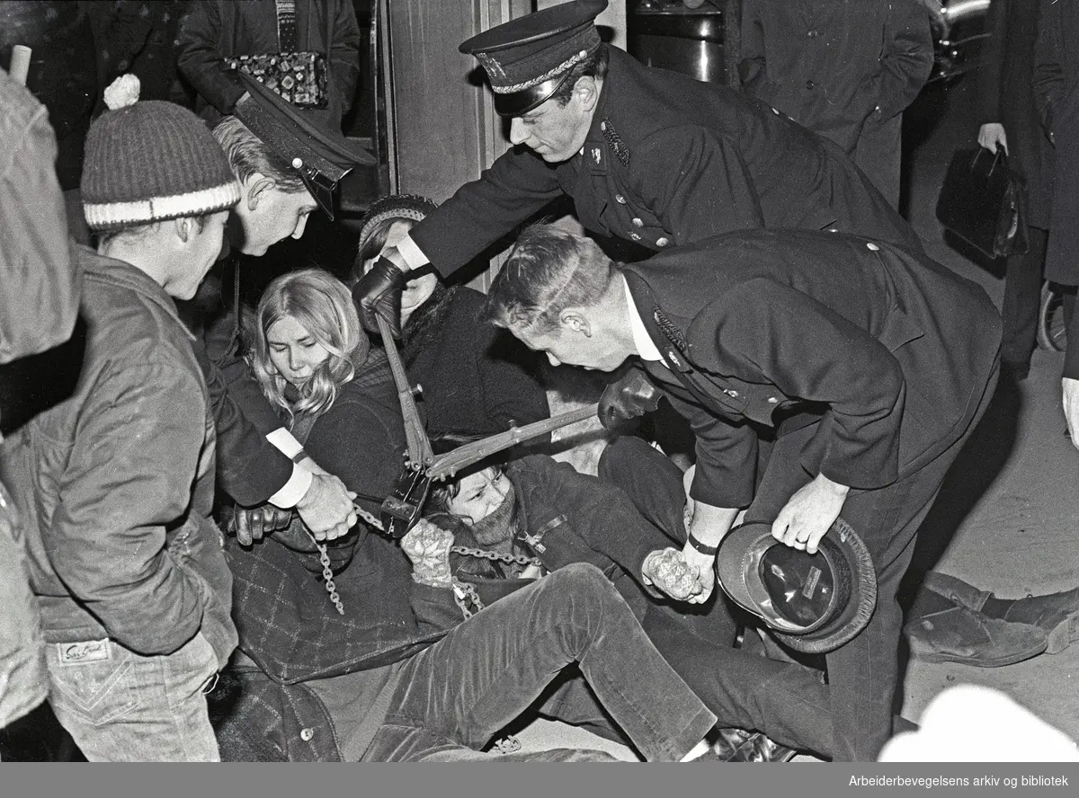Ulovlige demonstrasjoner utenfor den amerikanske ambassaden i Oslo med støtte til den vietnamesiske frigjøringsfronten FNL. Politiet måtte fjerne demonstranter som hadde lenket seg fast med kjettinger. Desember 1967