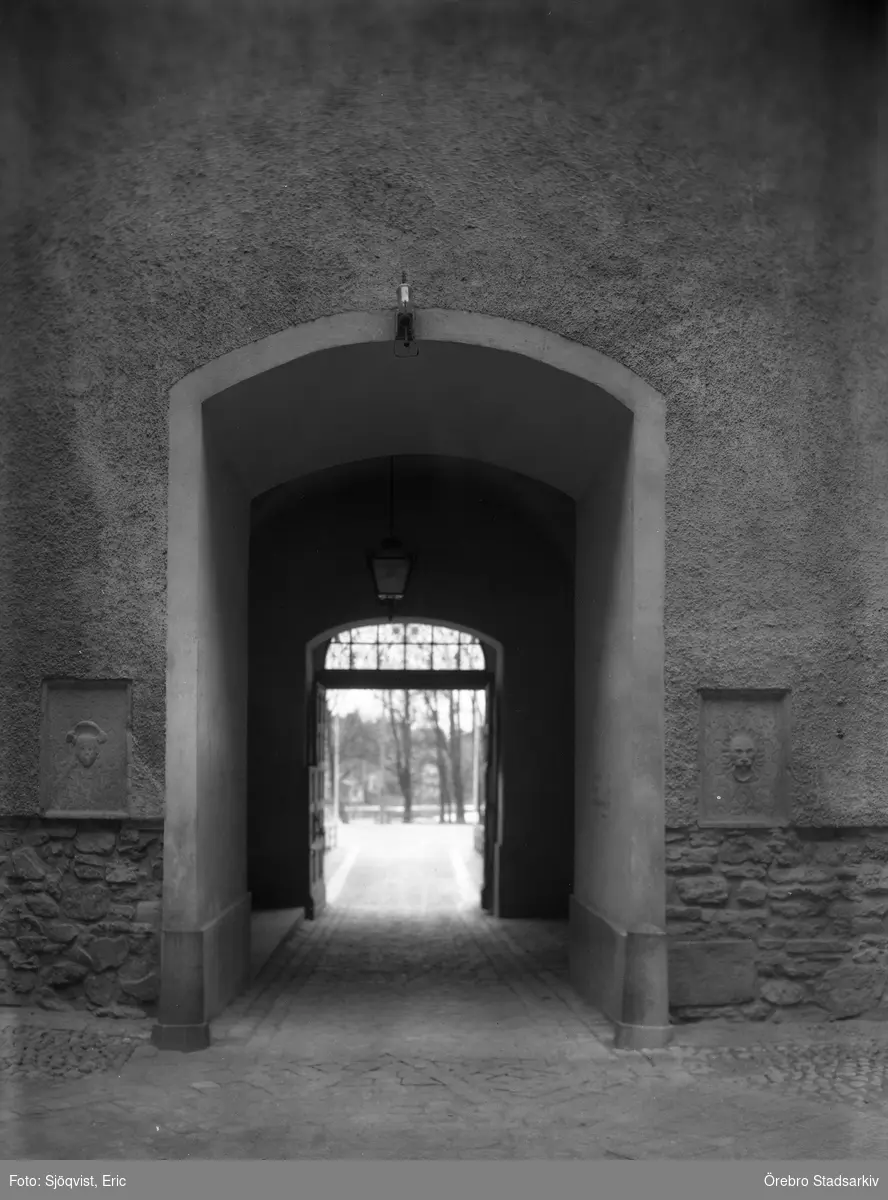 Ingångsvalvet från borggården vid Örebro slott, 1930-tal - Örebro ...