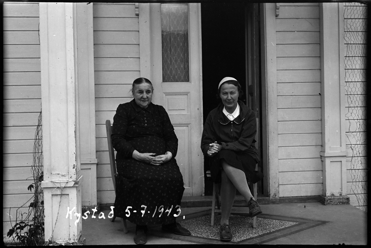 To kvinner på trappa på Kystad gård
