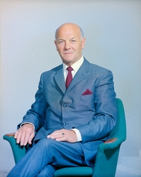 Portrett av mann i en stol