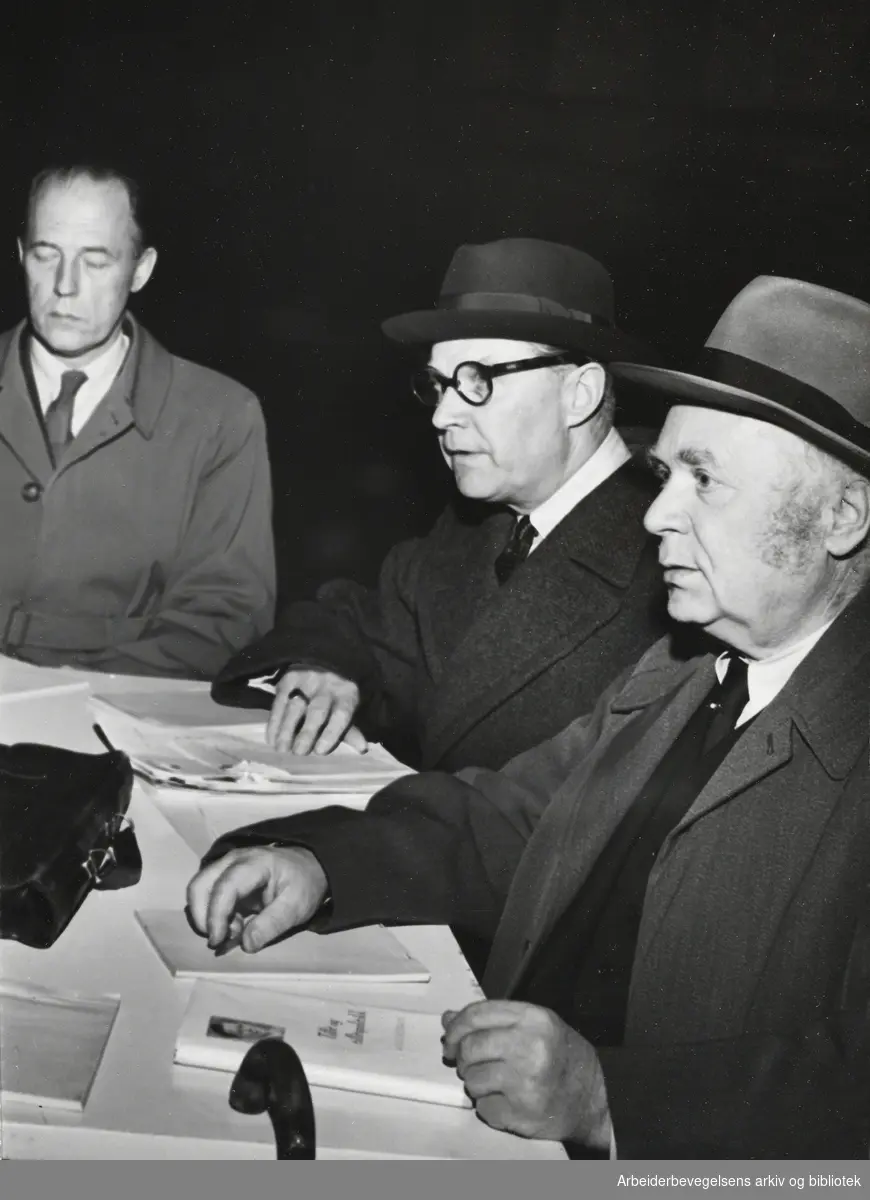 Direktesending i radio fra et folkemøte på Rådhusplassen 5. Oktober 1953. Fra venstre: Ukjent, Rolf Stranger og Herman Smitt Ingebretsen fra partiet Høyre.