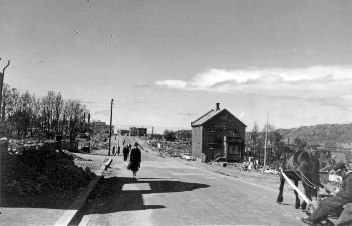 Bodø sentrum i ruiner etter tyske bombeangrep den 27. mai 1940.