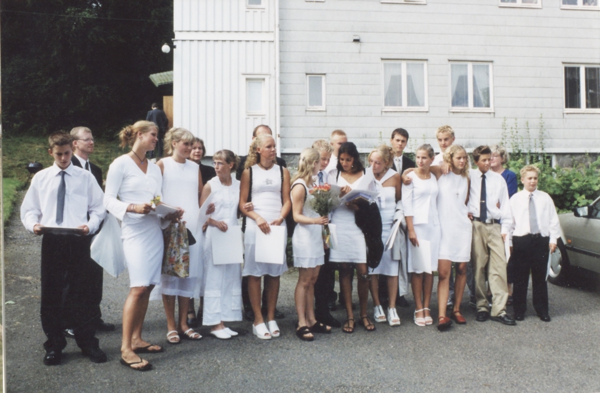 Konfirmationsdeltagare står utanför Villa Fridhem (till höger om Kållereds Missionskyrka, senare Ekenkyrkan) år 1999.