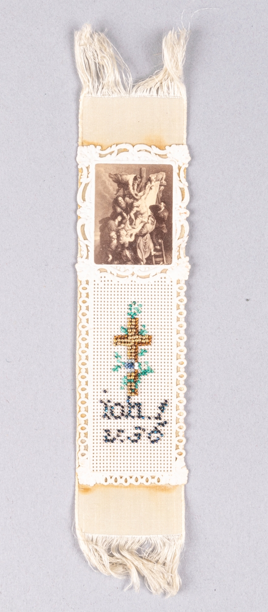 Två stycken bokmärken.
a) med pärlbroderat kors varunder svår Joh. I. v. 35 och även bild av Kristi nedtagande från korset.
b) av siden med målad blomsterranka.