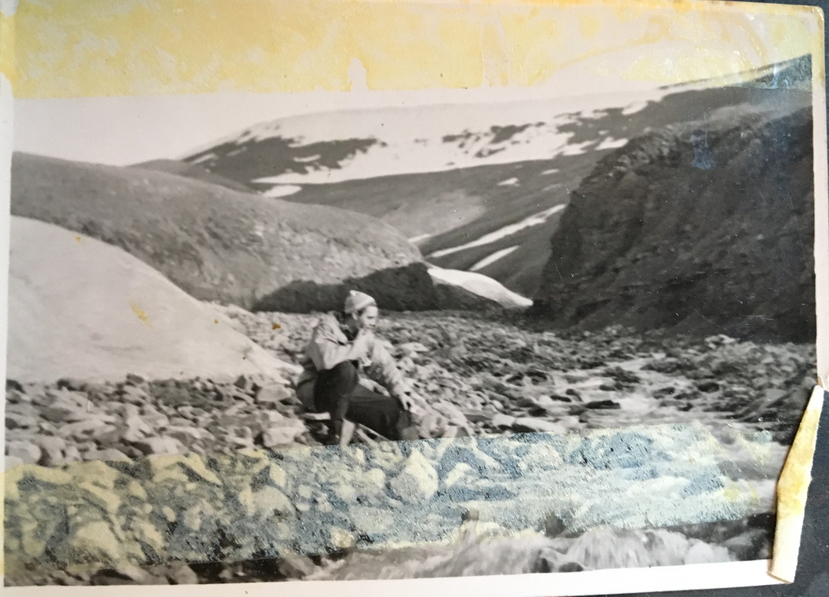 Bilder etter Albert Henry  Føland. På den tiden Albert Henry Hansen opprinnelig fra Søreisa i Troms. Flyttet så til sørlandet og bodde resten av sitt liv i Arendal. Født 12.01.1933, døde i 2013. Han arbeidet en tid i gruvene og det siste/siste årene på kraftstasjonen.