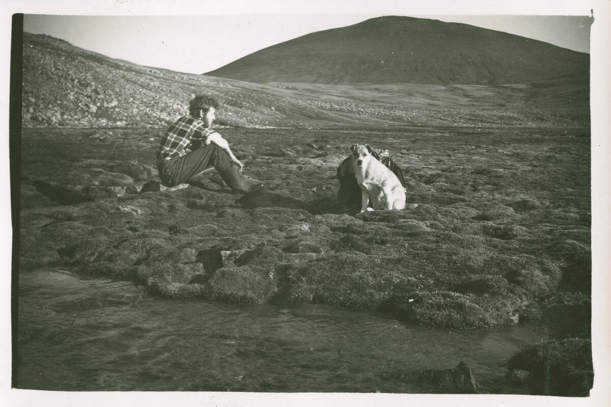 Sørensen på tur med hund Lord Overvintring på Bjørnøya 1957-58