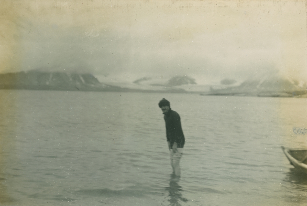 En mann i havet på Blomstrandhalvøya. Gjenstandsnummer SVB 2101