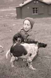 Ingrid Wendt med to hunder sommeren 1960