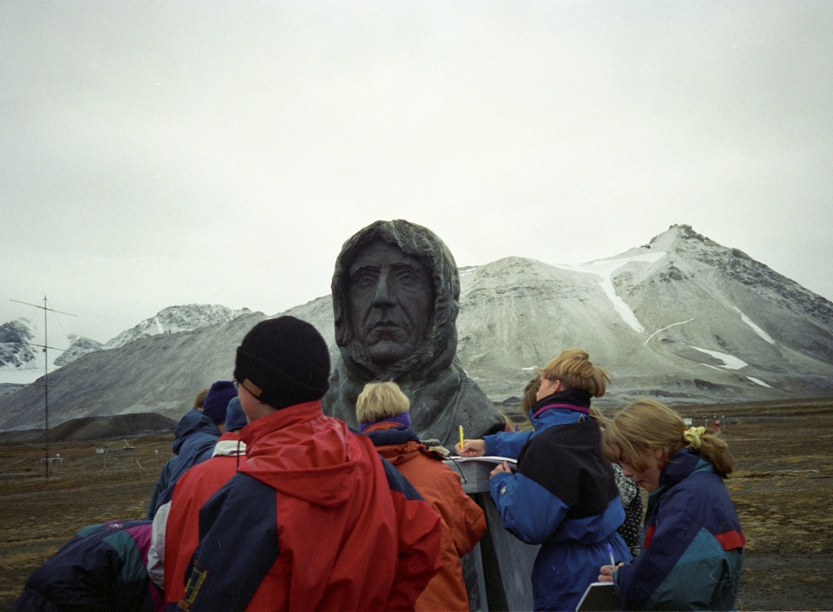 Barn ved Amundsen monument i Ny-Ålesund.