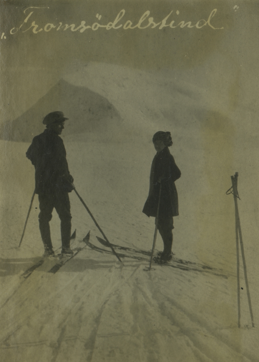 Mann og kvinne på ski. Ikke fra Svalbard.