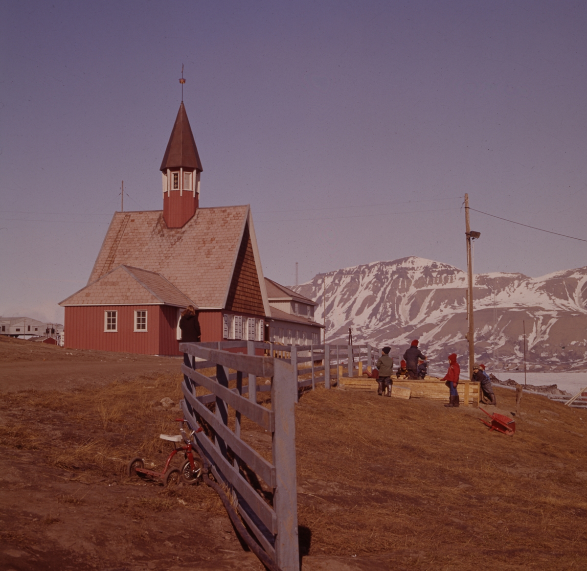 Barn foran Svalbard kirke.