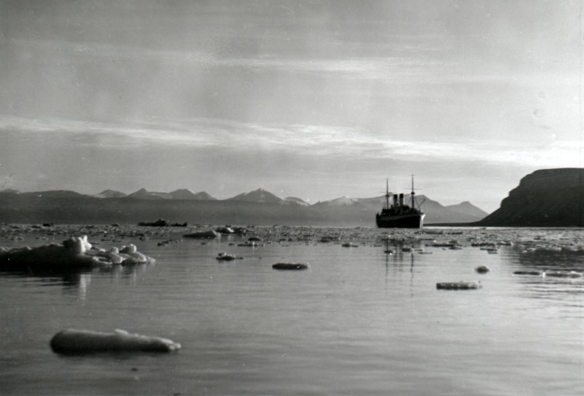 Et skip i fjord.