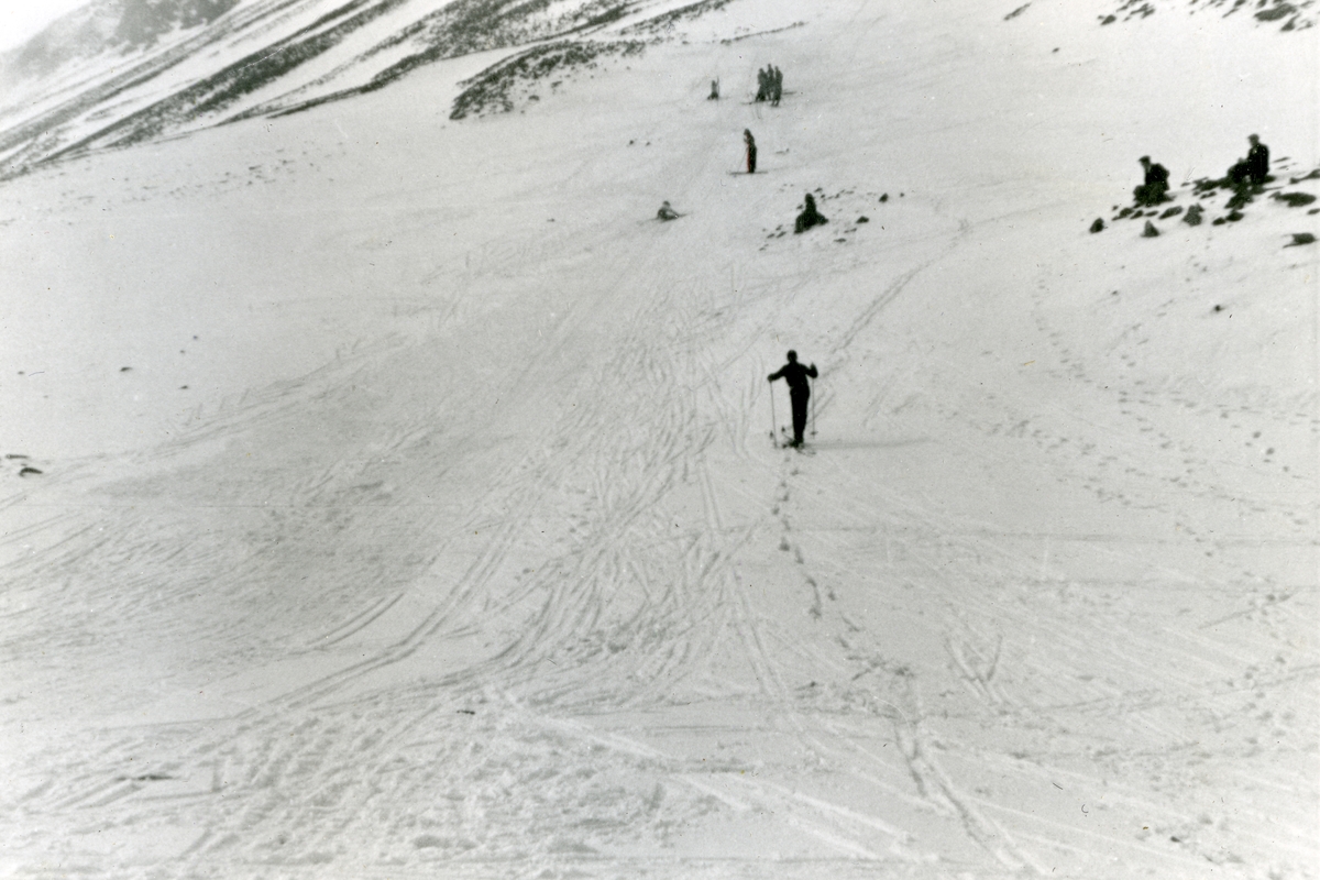 Skirenn i Longyearbyen vinteren 1941. Bilde fra albumet til Jens A. Bay, som arbeidet som gruvearbeider i Longyearbyen vinteren 1940/41.