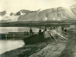 Lasteprammer i Ny-Ålesund fra før kaia ble bygget, ca.1918. 