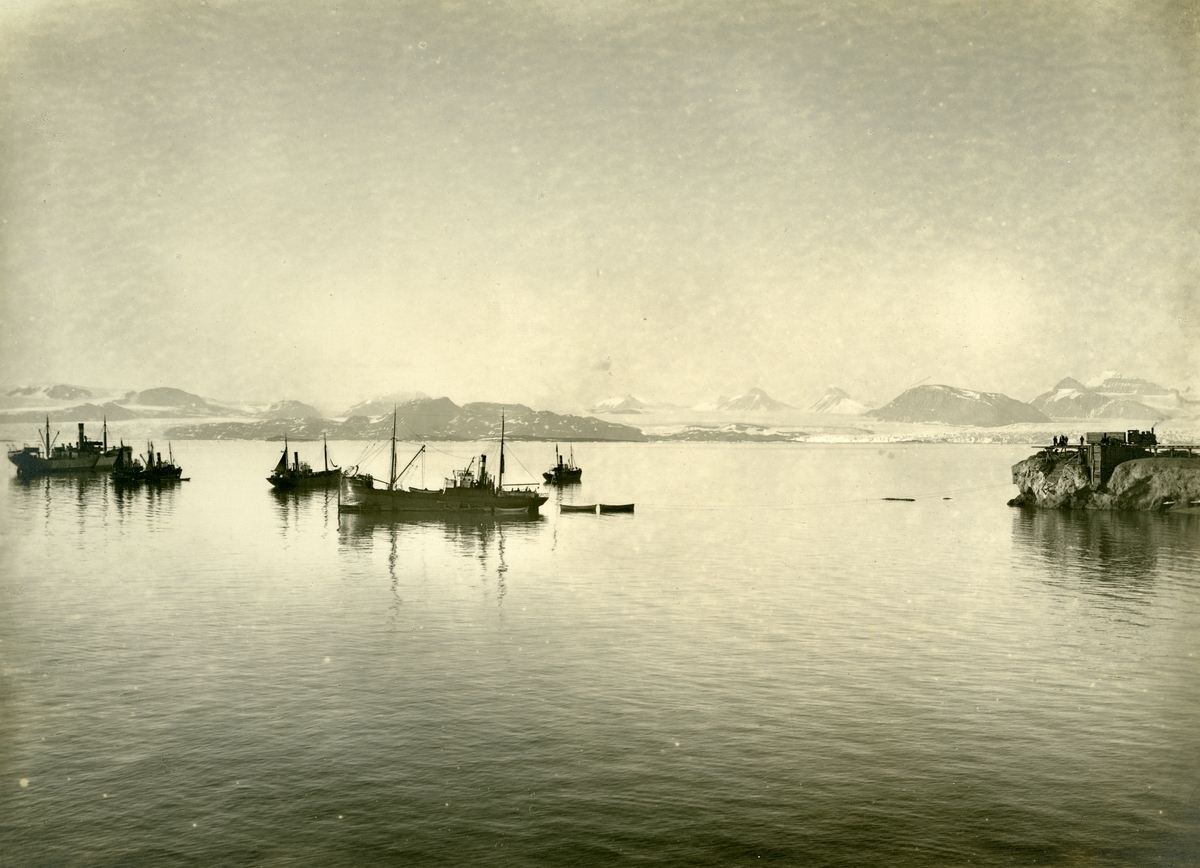 Fem skip på Kongsfjorden utenfor Ny-Ålesund ca.1917. Fra venstre: D/S Konsul Olsen, nr.4 fra venstre er  D/S Siglufjord. Til høyre i bildet kan en se at de har begynt å bygge kai. Det står et lokomotiv med en vogn der.  Bildene er fra Jens Kristoffer Bays bildesamling.  I 1914-15 var han sjef for en overvintringsekspedisjon på Svalbard,   I 1914-15 var han sjef for en overvintringsekspedisjon på Svalbard,i 1916 sekretær i Store Norske der hans bror Karl var første direktør. I 1917-1921 var han disponent for Kings Bay Kulkompani A/S. Han var der også om somrene i 1911, 1912, 1913 og 1914 da han signerte anneksjonsskilt.