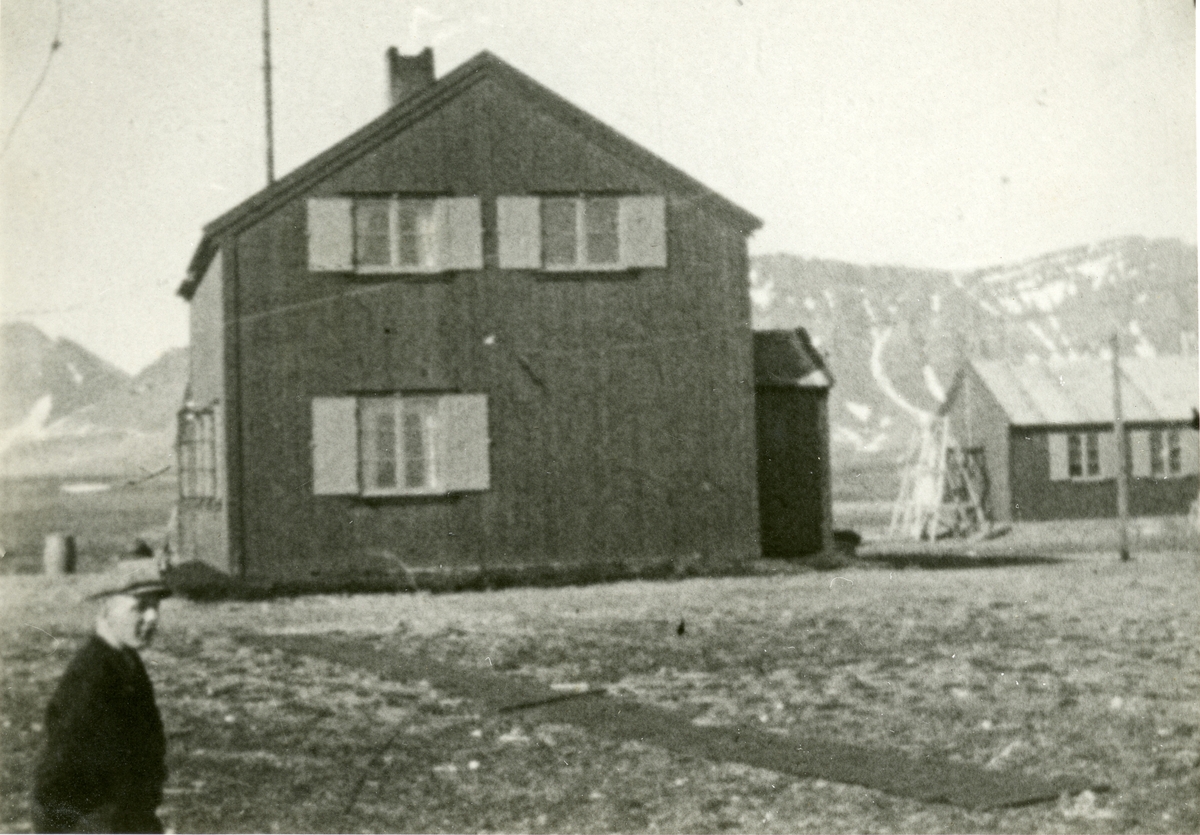 Bilde fra album etter Emanuel Fredrik Hagbarth Winge, f. 01.10.1904, d. 1956. Han var tannlege i Longyearbyen somrene 1935 og 36. Hans bror Sverre Winge var lege i samme tidsrom, men han overvintret. Originalene er returnert til  eier. Fra Kapp Linnee