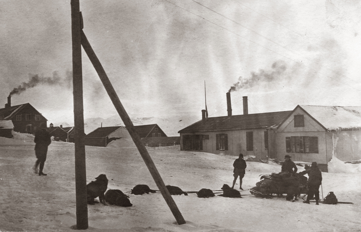 Bilder tatt av Walter Göpfer under opphold på og reise til Svalbard i perioden 1926-1933.Bildene er gitt til museet av barnebarnet Helmut Rasch.