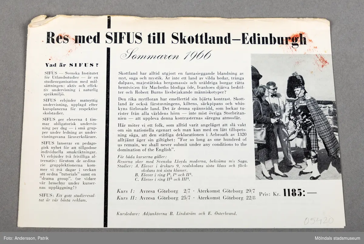 En dubbelsidig resebroschyr från 1966 för språkresa till Skottland. Broschyren är utgiven av SIFUS - svenska institutet för utlandsstudier. Resan var belägen till Edinburgh i Skottland och innehöll språkkureser samt boende i värdfamilj. Resans pris var 1185 kronor.