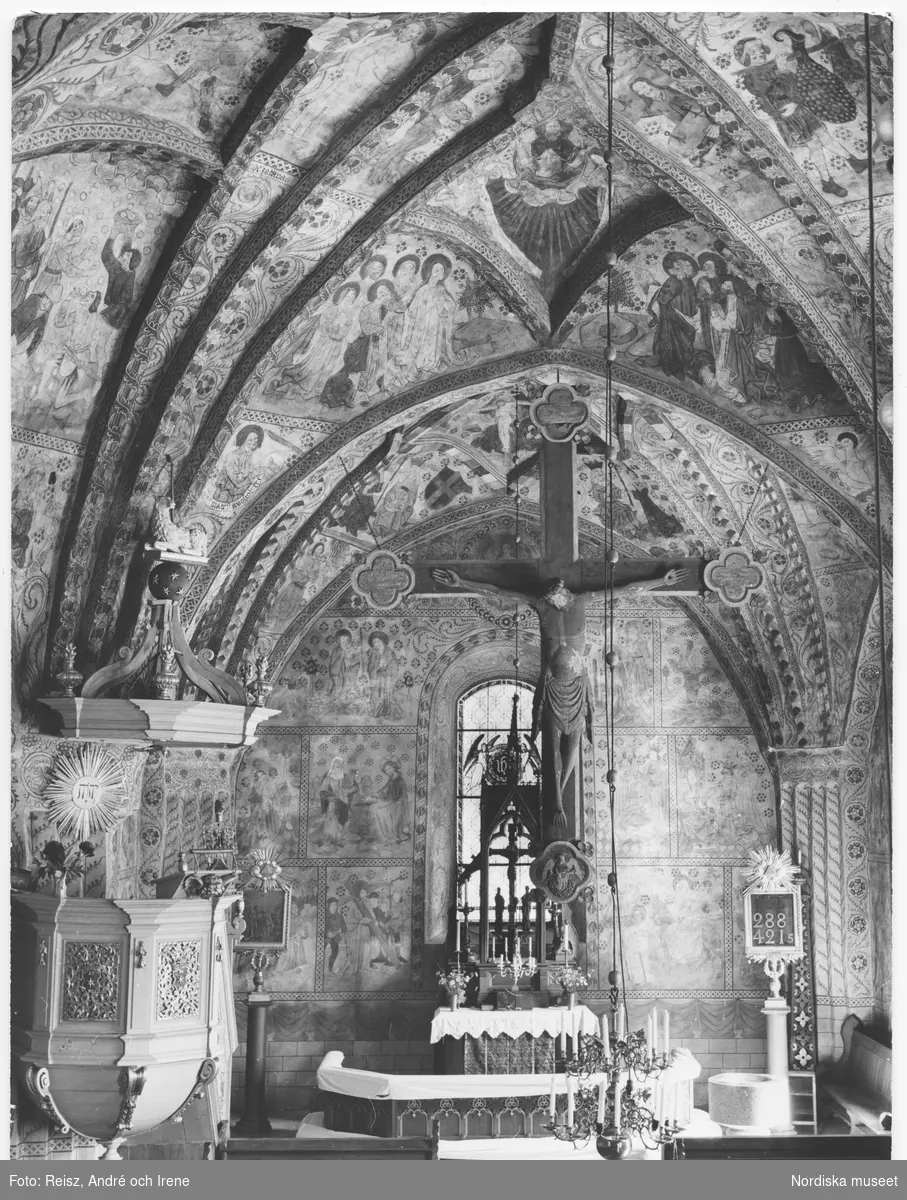 Uppland. Interiör av Odensala kyrka
från 1100-talet med kalkmålningar av Albertus Pictor från slutet av 1400-talet.
