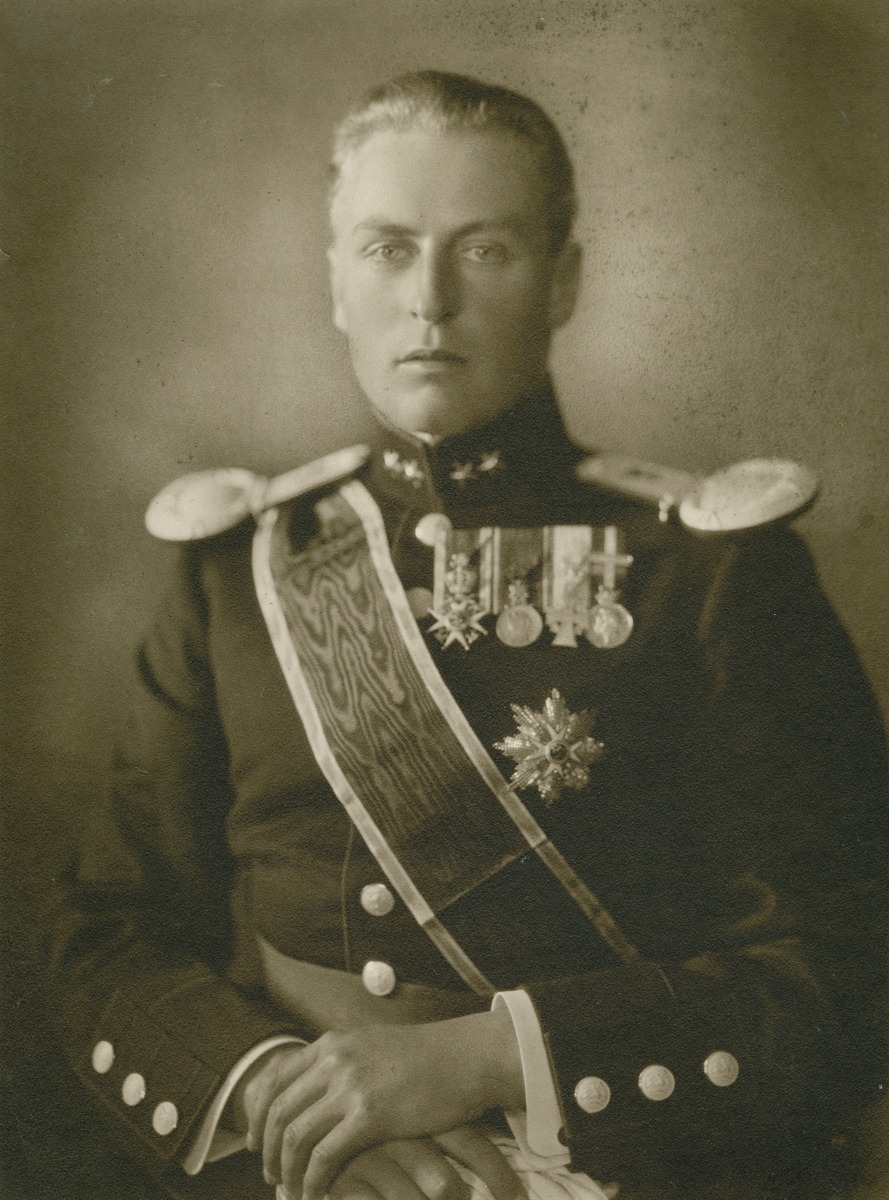 Portrett Kronprins Olav i uniform.
