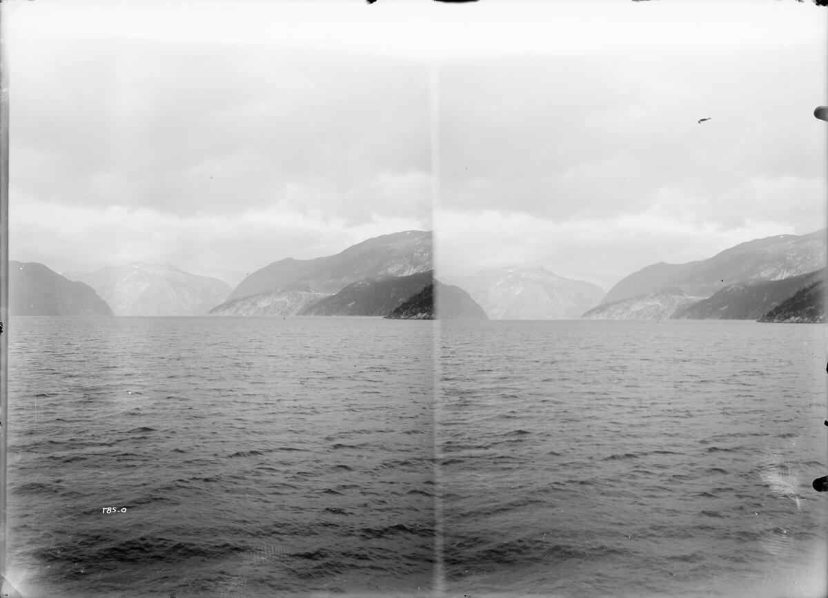 Stereofotografi. Utsyn over innseilingen til Nordfjord.