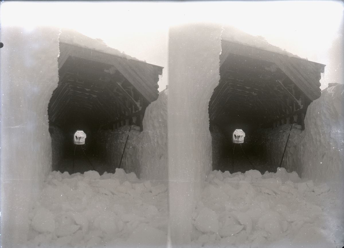 Stereofotografi. Snø ryddes i en tunnel som beskytter jernbanespor mot snø.