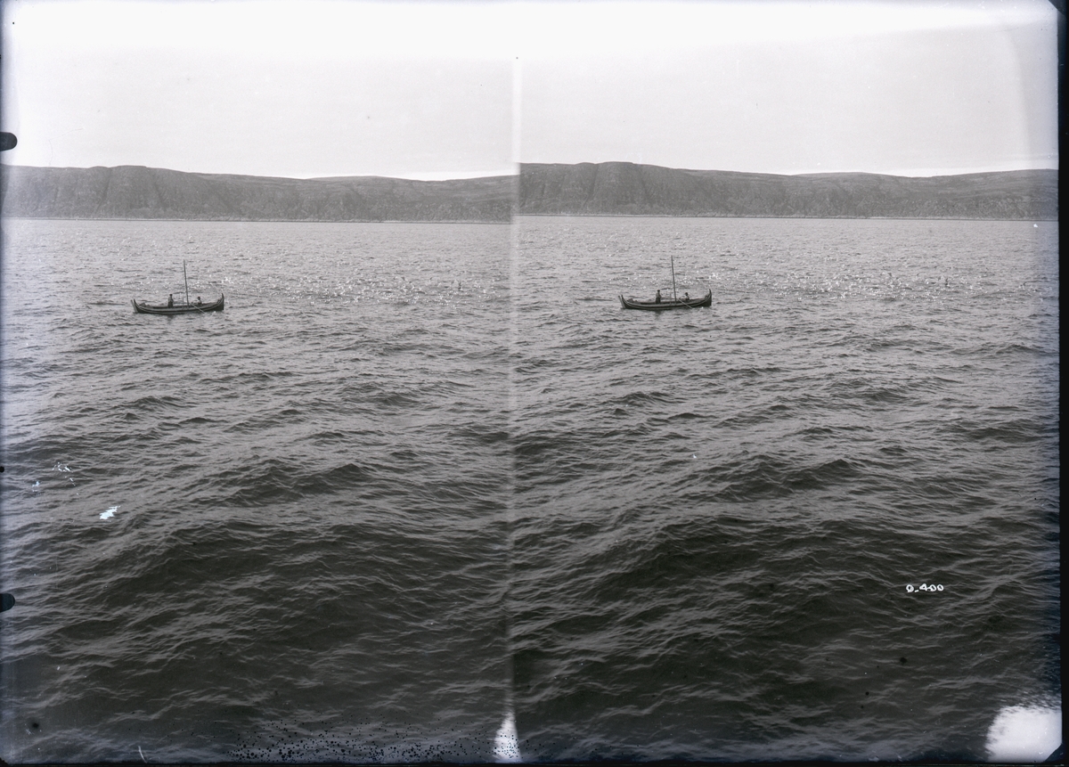 Stereofotografi. En fiskebåt ligger omgitt av måker på fjorden.