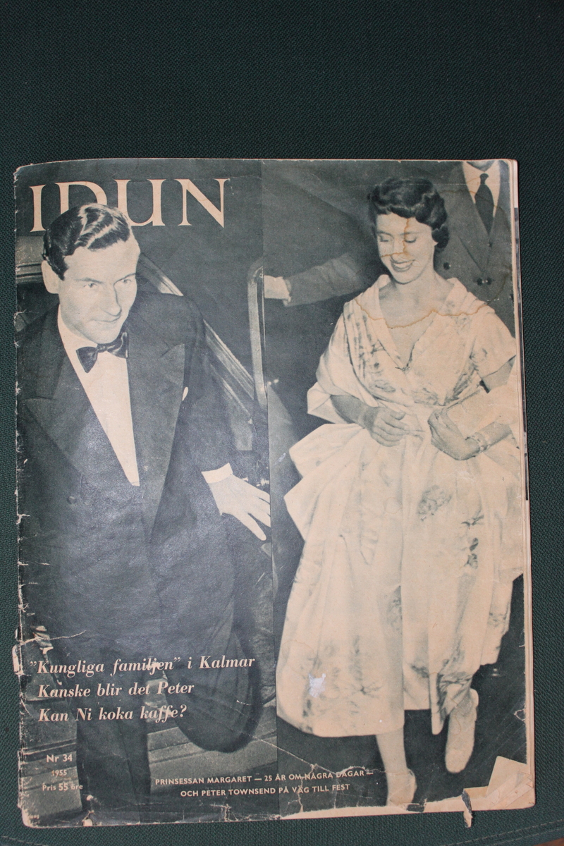 Tidningen Idun från augusti 1935. På framsidan ses ett fotografi av Peter Townsend och prinsessan Margaret av Storbritannien.