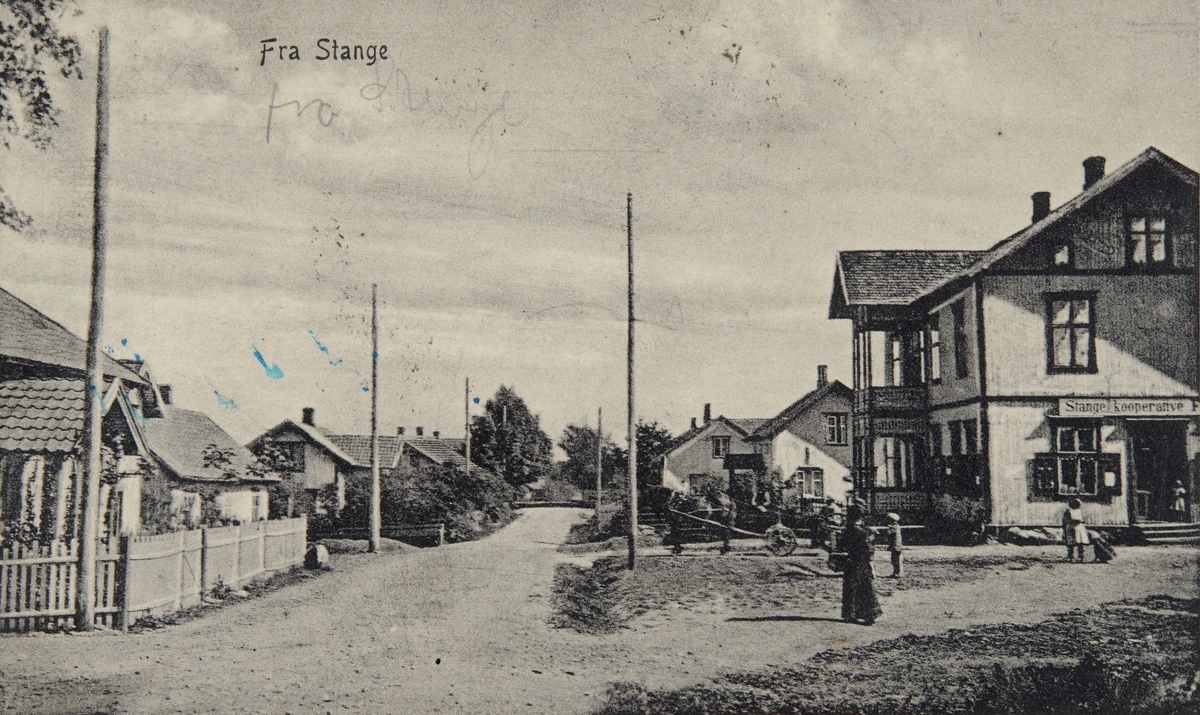 Postkort, Stange sentrum, Stangebyen, Vaterland, til høyre Skramstadgården med Stange Kooperative Selskap, landhandel, butikk, sett fra jernbanestasjonen, huset til venstre; Nydal med kafeteria,