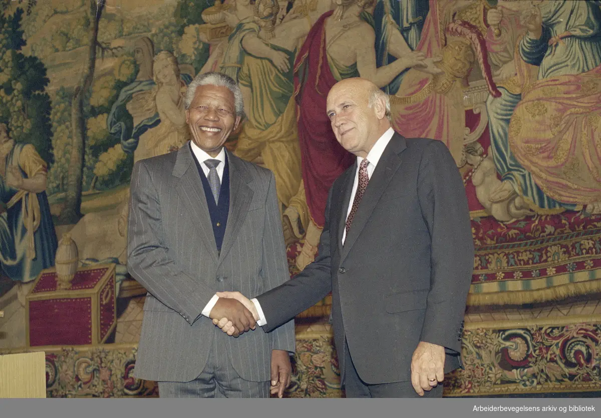 Sør-Afrikas president Frederik Willem de Klerk og ANC-president Nelson Mandela i Oslo i forbindelse med fredsprisutdelingen, 10. desember 1993.